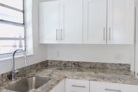 Casa en alquiler en Miami, Florida, 3 dormitorios, 119.75 m2 № 1953191 - foto 4