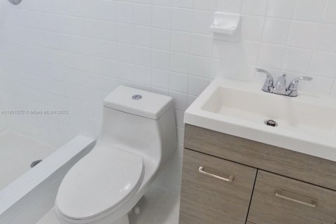 Casa en alquiler en Miami, Florida, 3 dormitorios, 119.75 m2 № 1953191 - foto 12
