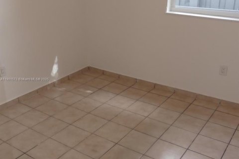 Casa en alquiler en Miami, Florida, 3 dormitorios, 119.75 m2 № 1953191 - foto 9