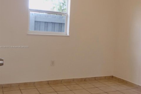 Casa en alquiler en Miami, Florida, 3 dormitorios, 119.75 m2 № 1953191 - foto 10