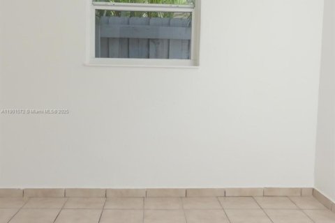 Casa en alquiler en Miami, Florida, 3 dormitorios, 119.75 m2 № 1953191 - foto 8