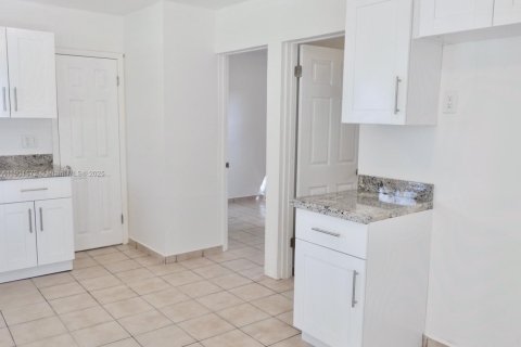 Casa en alquiler en Miami, Florida, 3 dormitorios, 119.75 m2 № 1953191 - foto 5