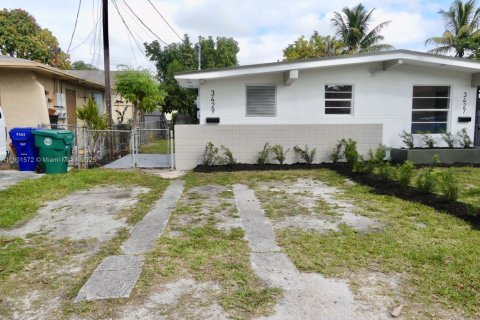 Casa en alquiler en Miami, Florida, 3 dormitorios, 119.75 m2 № 1953191 - foto 1