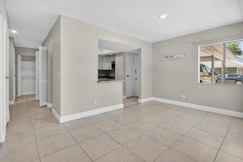 House in Winter Springs, Florida 3 bedrooms, 120.59 sq.m. № 2305953 - photo 14