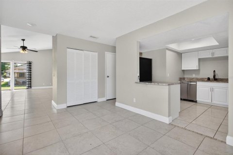 House in Winter Springs, Florida 3 bedrooms, 120.59 sq.m. № 2305953 - photo 5