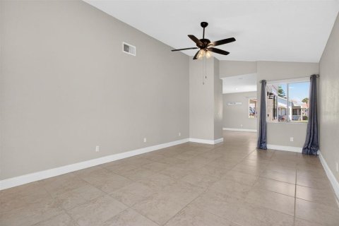 House in Winter Springs, Florida 3 bedrooms, 120.59 sq.m. № 2305953 - photo 21