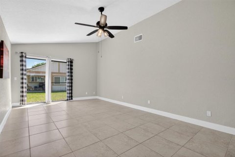 House in Winter Springs, Florida 3 bedrooms, 120.59 sq.m. № 2305953 - photo 18