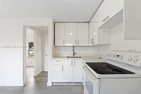 Casa en alquiler en Miami, Florida, 1 dormitorio № 2026372 - foto 5