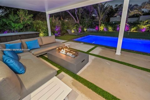 House in Miami, Florida 5 bedrooms, 184.5 sq.m. № 2042999 - photo 2