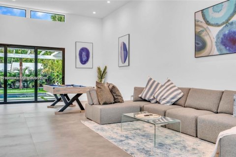 House in Miami, Florida 5 bedrooms, 184.5 sq.m. № 2042999 - photo 6
