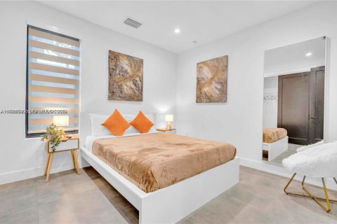 House in Miami, Florida 5 bedrooms, 184.5 sq.m. № 2042999 - photo 15