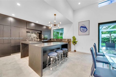 House in Miami, Florida 5 bedrooms, 184.5 sq.m. № 2042999 - photo 10