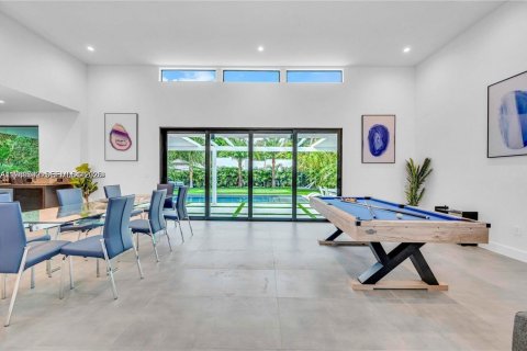 House in Miami, Florida 5 bedrooms, 184.5 sq.m. № 2042999 - photo 7