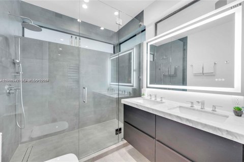House in Miami, Florida 5 bedrooms, 184.5 sq.m. № 2042999 - photo 14