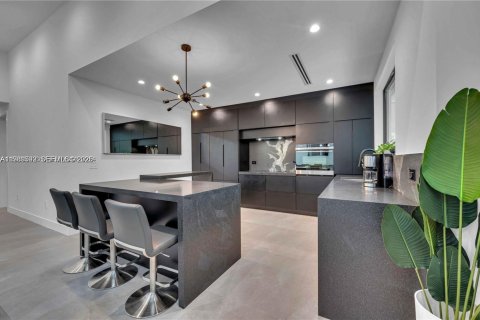 House in Miami, Florida 5 bedrooms, 184.5 sq.m. № 2042999