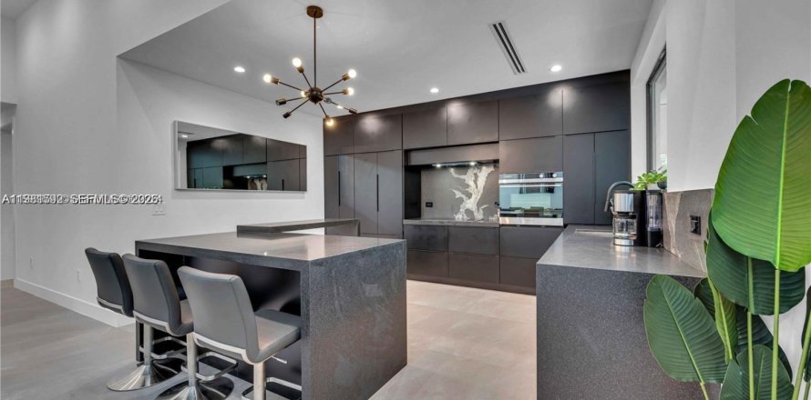 House in Miami, Florida 5 bedrooms, 184.5 sq.m. № 2042999