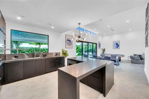 House in Miami, Florida 5 bedrooms, 184.5 sq.m. № 2042999 - photo 11