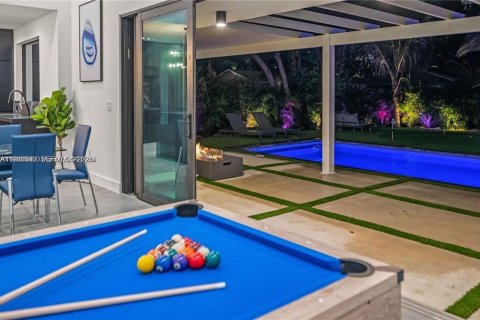 House in Miami, Florida 5 bedrooms, 184.5 sq.m. № 2042999 - photo 20