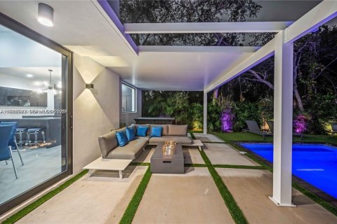 House in Miami, Florida 5 bedrooms, 184.5 sq.m. № 2042999 - photo 17