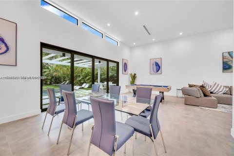 House in Miami, Florida 5 bedrooms, 184.5 sq.m. № 2042999 - photo 12