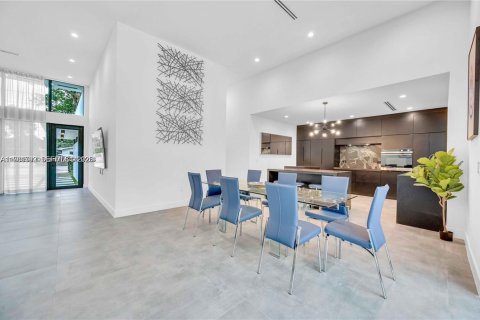 House in Miami, Florida 5 bedrooms, 184.5 sq.m. № 2042999 - photo 9