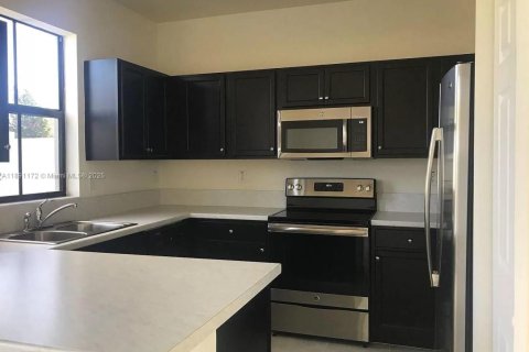 Снять в аренду таунхаус в Хайалиа, Флорида 3 спальни, 152.73м2, № 2021510 - фото 2