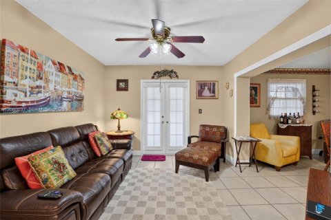 House in Miami, Florida 3 bedrooms, 131.92 sq.m. № 2336626 - photo 13