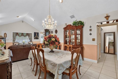 House in Miami, Florida 3 bedrooms, 131.92 sq.m. № 2336626 - photo 12