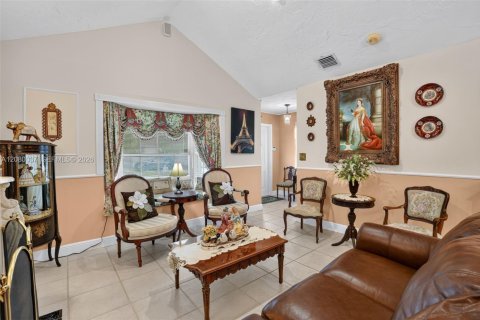 House in Miami, Florida 3 bedrooms, 131.92 sq.m. № 2336626 - photo 8