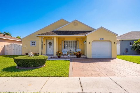 House in Miami, Florida 3 bedrooms, 131.92 sq.m. № 2336626