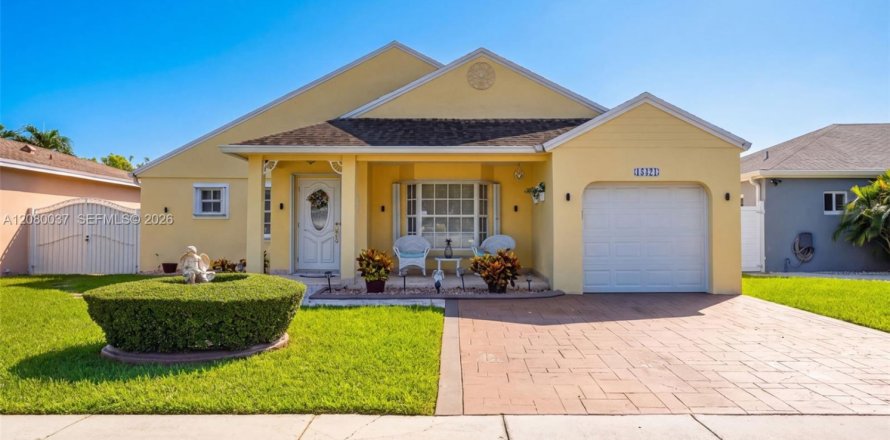 House in Miami, Florida 3 bedrooms, 131.92 sq.m. № 2336626