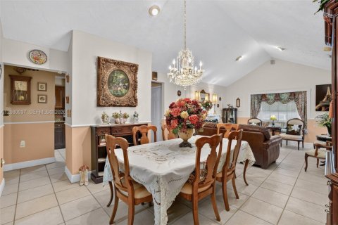 House in Miami, Florida 3 bedrooms, 131.92 sq.m. № 2336626 - photo 11