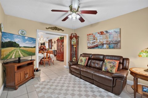 House in Miami, Florida 3 bedrooms, 131.92 sq.m. № 2336626 - photo 14