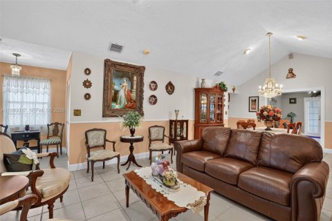 House in Miami, Florida 3 bedrooms, 131.92 sq.m. № 2336626 - photo 9