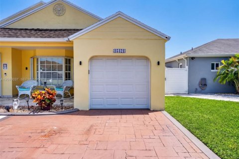 House in Miami, Florida 3 bedrooms, 131.92 sq.m. № 2336626 - photo 3