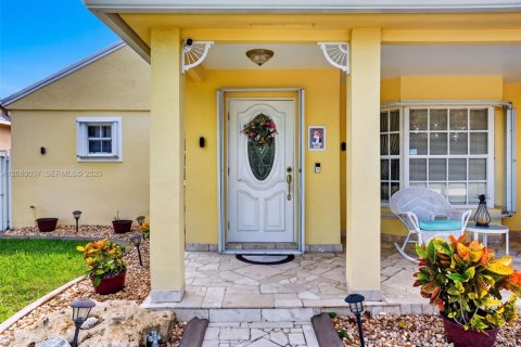 House in Miami, Florida 3 bedrooms, 131.92 sq.m. № 2336626 - photo 4
