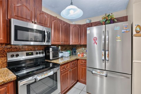 House in Miami, Florida 3 bedrooms, 131.92 sq.m. № 2336626 - photo 20