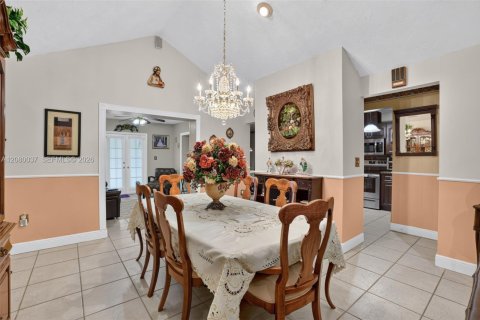 House in Miami, Florida 3 bedrooms, 131.92 sq.m. № 2336626 - photo 10