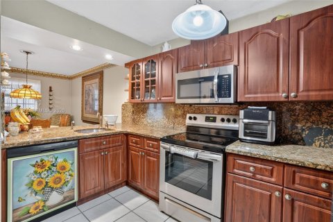 House in Miami, Florida 3 bedrooms, 131.92 sq.m. № 2336626 - photo 22