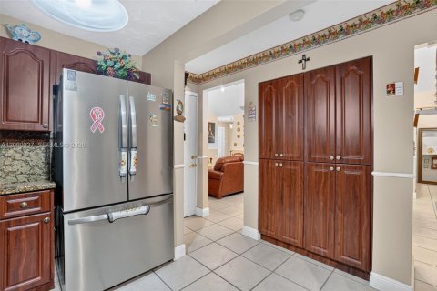 House in Miami, Florida 3 bedrooms, 131.92 sq.m. № 2336626 - photo 23