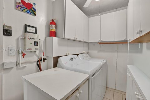 House in Miami, Florida 3 bedrooms, 131.92 sq.m. № 2336626 - photo 24