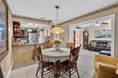 House in Miami, Florida 3 bedrooms, 131.92 sq.m. № 2336626 - photo 18