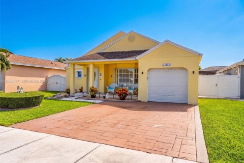 House in Miami, Florida 3 bedrooms, 131.92 sq.m. № 2336626 - photo 2