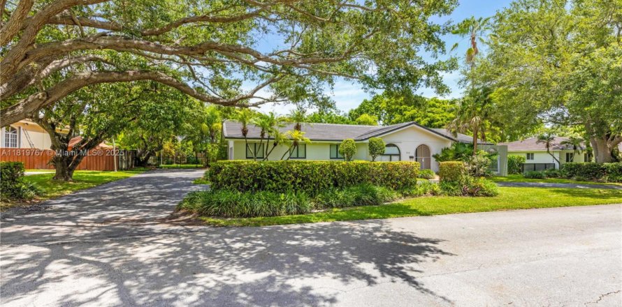 Villa ou maison à Palmetto Bay, Floride 4 chambres, 221.39 m2 № 1780084