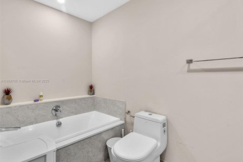 Купить кондоминиум в Майами, Флорида 2 спальни, 116.78м2, № 1927742 - фото 25