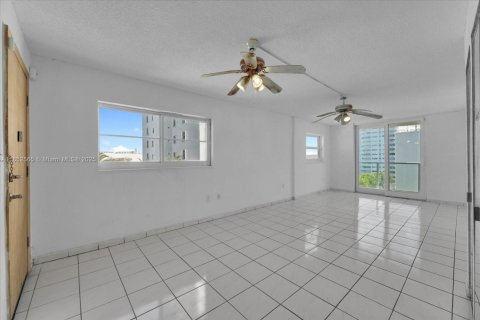 Condo in Miami Beach, Florida, 1 bedroom  № 1871825 - photo 3