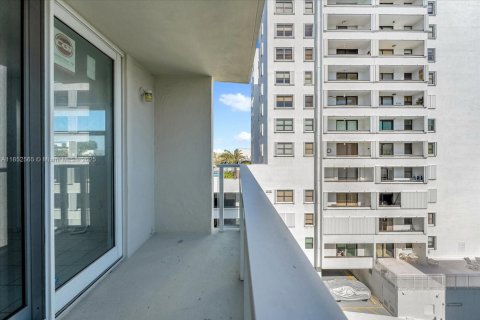 Condo in Miami Beach, Florida, 1 bedroom  № 1871825 - photo 15