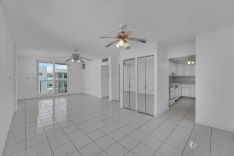 Condo in Miami Beach, Florida, 1 bedroom  № 1871825 - photo 2