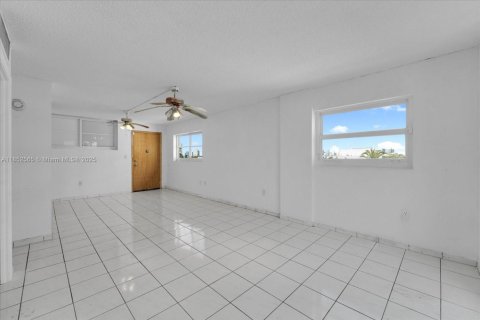 Condo in Miami Beach, Florida, 1 bedroom  № 1871825 - photo 4