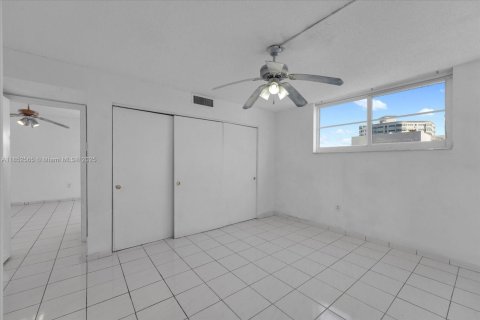 Condo in Miami Beach, Florida, 1 bedroom  № 1871825 - photo 12